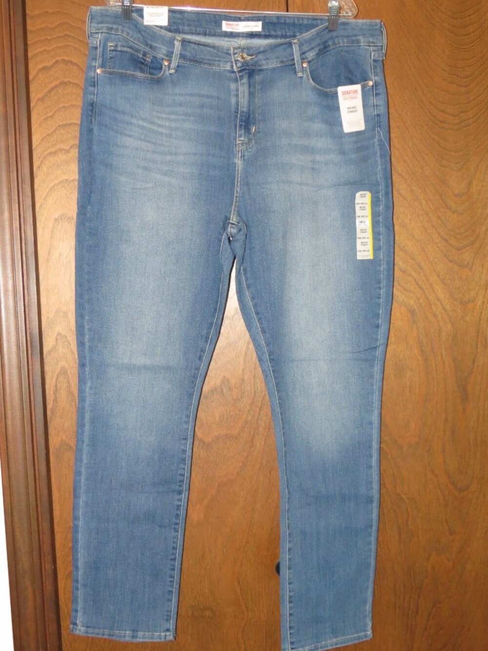NWT Signature Levi Strauss Women’s size 20M W35 L32 Medium Wash Mid Rise Jeans